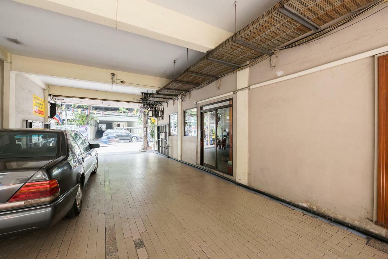 Oyo 110 Old Town Hotel Bangkok Exterior photo